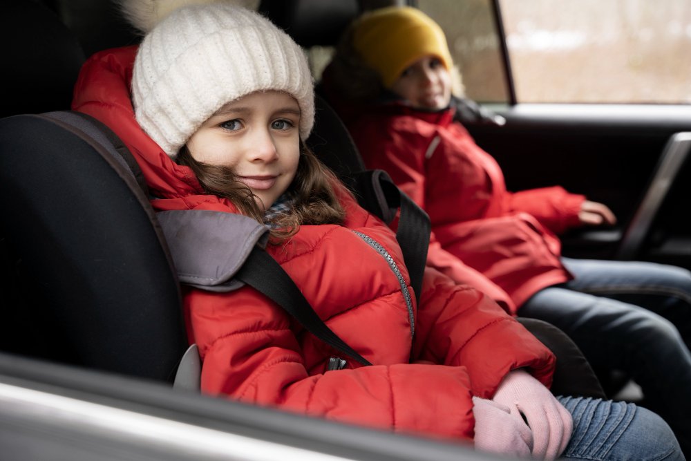 2 enfant dans des siege auto groupe 2/3