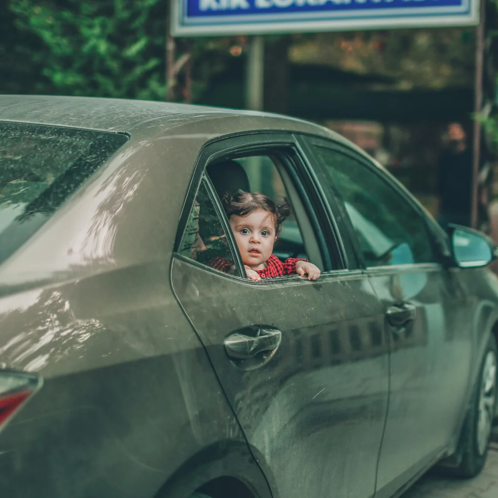 bébé assis dans une voiture comptabile ISOFIX